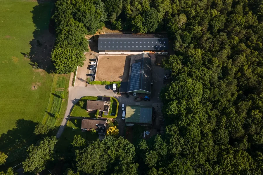 home-onder-03-terrein-bosrand-900x600 Luchtfoto van Stal van Westeneng aan de bosrand